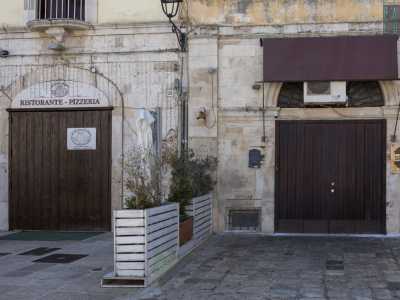 Superata Porta Baresana entriamo in piazza Cavour. A sinistra, sull�esterno di un palazzo ottocentesco occupato da due locali di ristorazione...